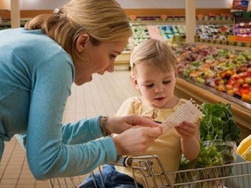 Dẫn trẻ đi mua sắm để giúp trẻ biết cách chi tiêu hợp lý