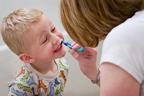 Những lời khen ngợi từ cha mẹ sẽ là động lực giúp trẻ tự giác đánh răng