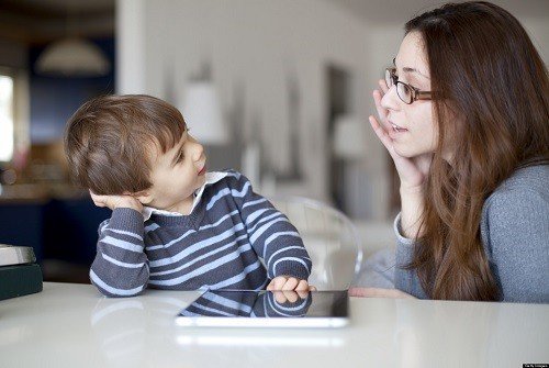 Trò chuyện với bé thường xuyên để kích thích bé phát triển nhanh hơn