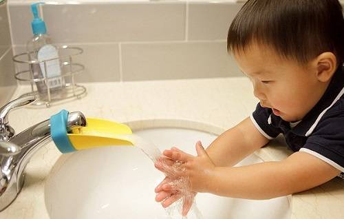 Dạy con tắt vòi nước sau khi rửa tay