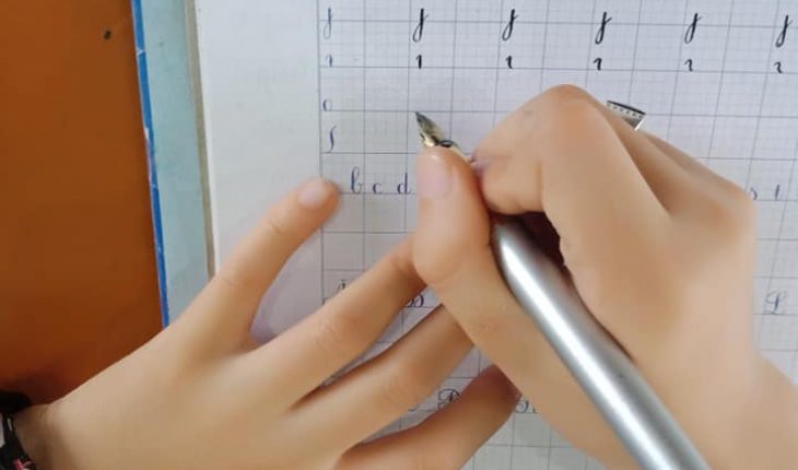 Hướng dẫn cách dạy trẻ cầm bút đúng để viết chữ đẹp