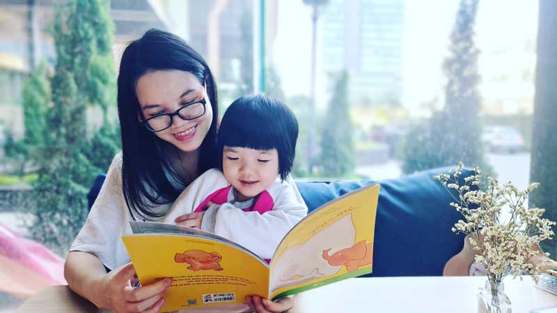 Mẹ và con đọc sách cùng nhau – minh họa cha mẹ nuôi dạy con bằng chiến lược học hỏi và kết nối