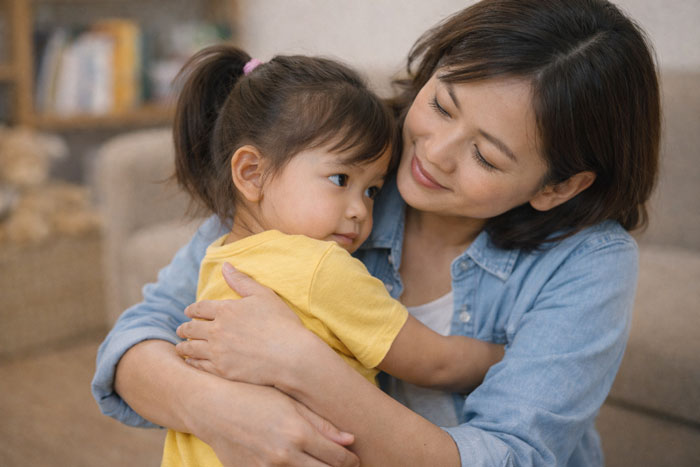 Mẹ ôm con sau cơn giận, trò chuyện khi con đã bình tĩnh – đồng cảm trước dạy bảo sau