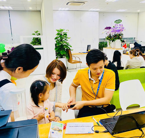 Gia đình khách hàng trải nghiệm dịch vụ sinh-trac-van-tay-elite-symbol.