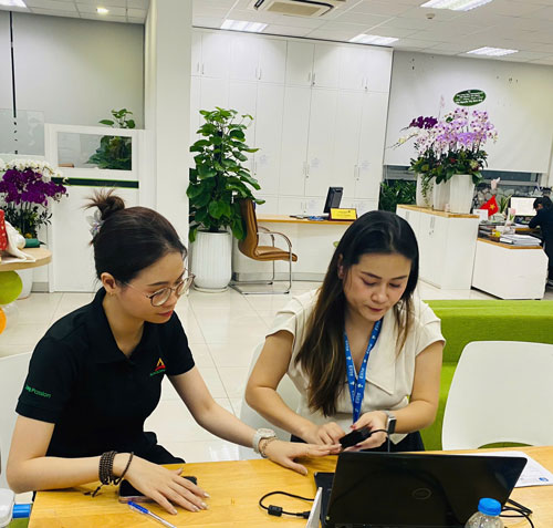 Chuyên viên sinh-trac-van-tay-elite-symbol hướng dẫn khách hàng lấy mẫu vân tay.