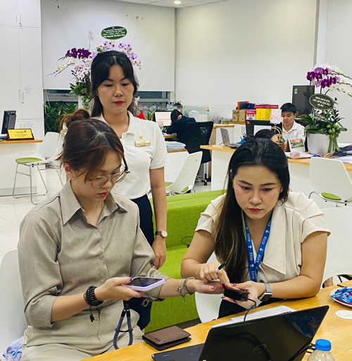 Chuyên viên sinh-trac-van-tay-elite-symbol đang tư vấn chi tiết cho khách hàng.