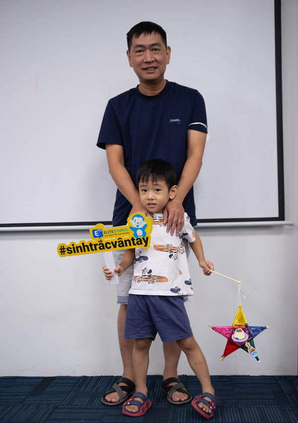 Bố và con trai chụp hình kỷ niệm cùng chiếc lồng đèn ông sao tự làm tại workshop Sinh Trắc Vân Tay Elite Symbol.