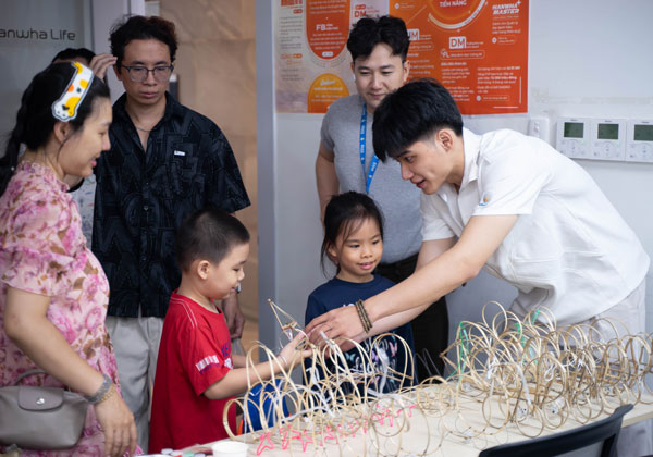 Phụ huynh và các bé được hướng dẫn viên giới thiệu các mẫu khung lồng đèn tre trong sự kiện Bé Kén.