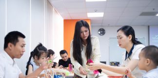 Gia dinh quay quan lam long den truyen thong cung sinh trac van tay Elite Symbol