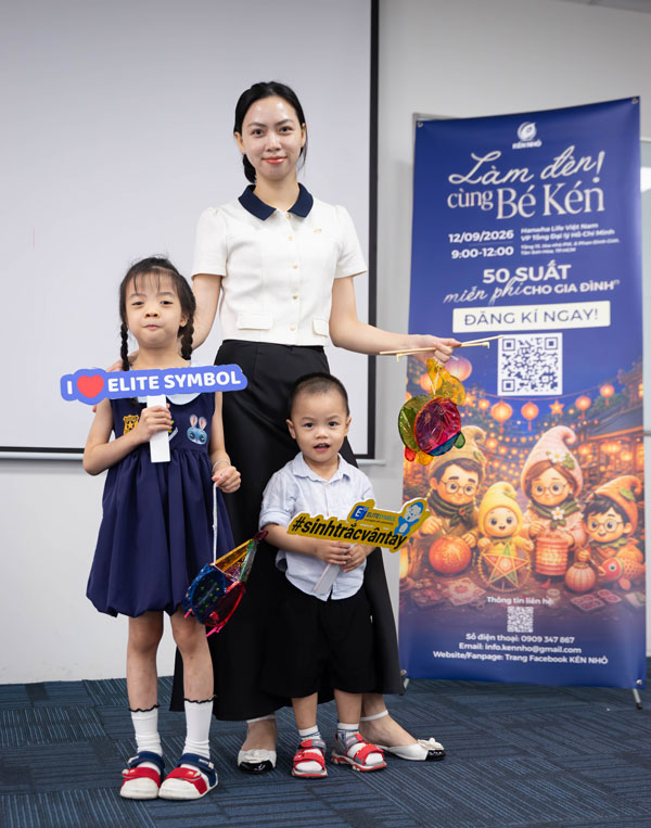 Cô giáo cùng hai bé chụp ảnh check-in tại workshop làm lồng đèn Trung thu của Elite Symbol.
