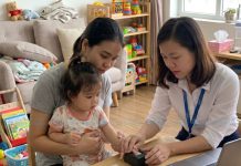 Dịch Vụ Sinh Trắc Vân Tay Tại Nhà & Tư Vấn Online Chuyên Nghiệp Cùng Elite Symbol Chuyên viên của sinh trắc vân tay Elite Symbol đang lấy mẫu sinh trắc vân tay tại nhà bằng thiết bị quét 1 ngón trỏ cho em bé
